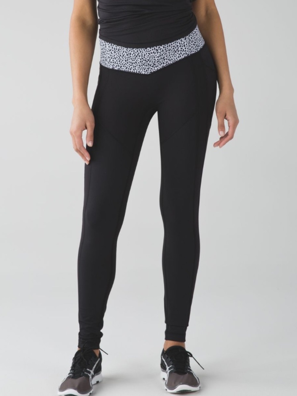 Lululemon All The Right Places Pant II
Black / Miss Mosaic White